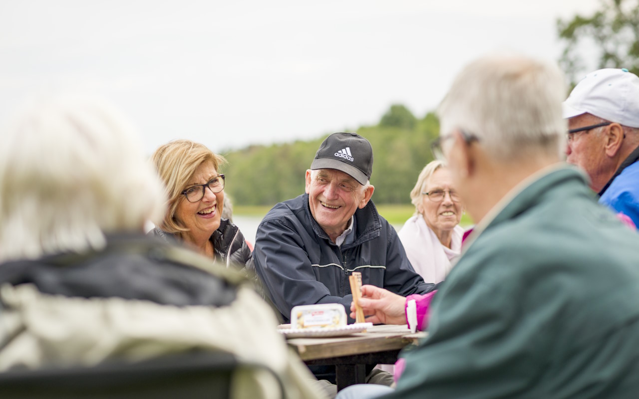 Samling Vid Parkbänk