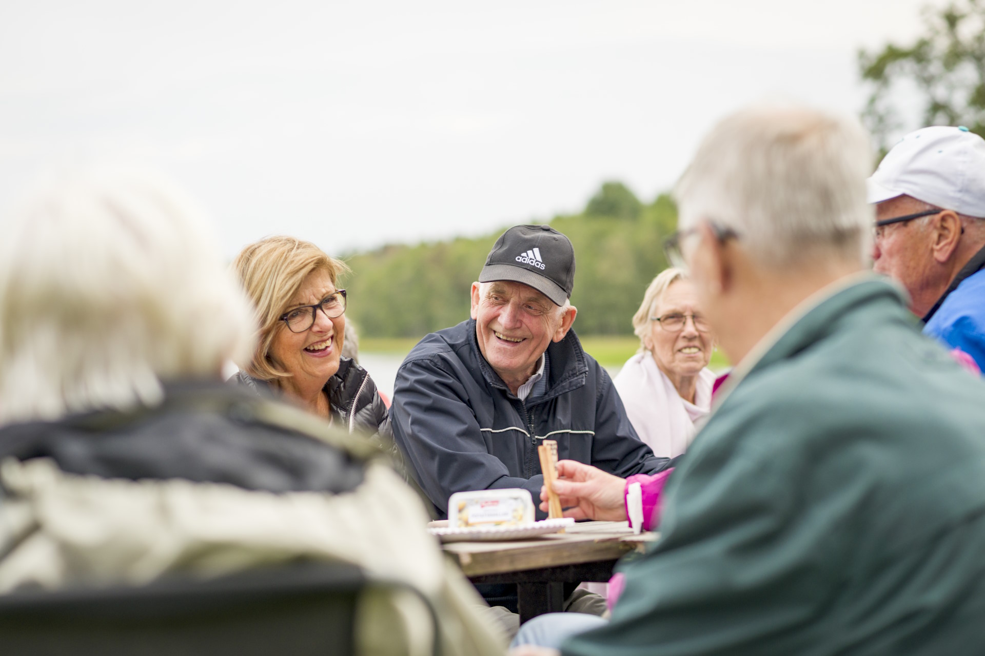 Samling vid parkbänk
