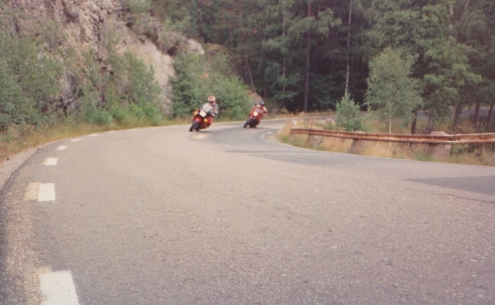 Två personer som åker motorcykel