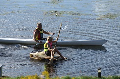 Två personer som paddlar kanot