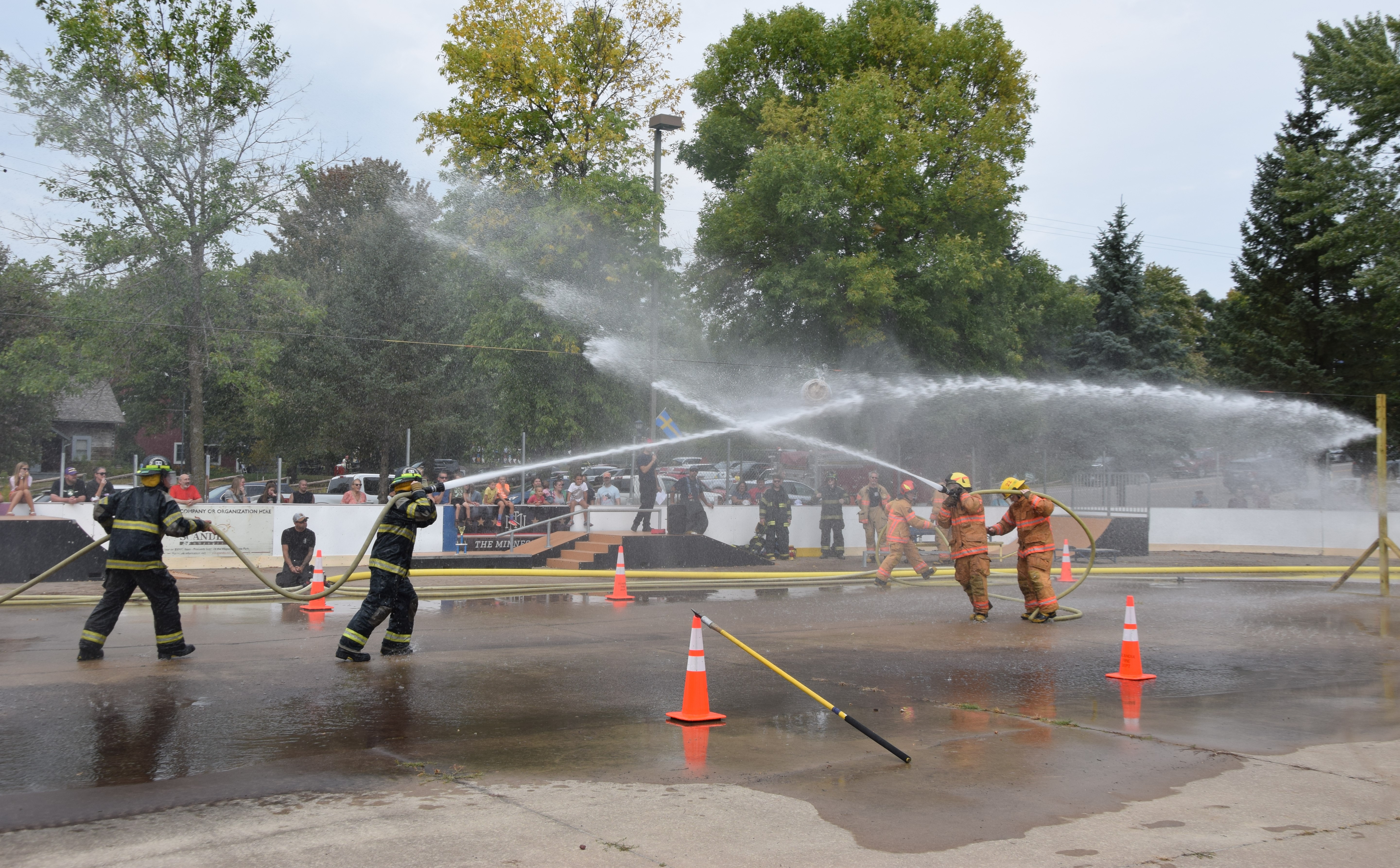 Brandmän tävlar i vattenkrig med brandslangar