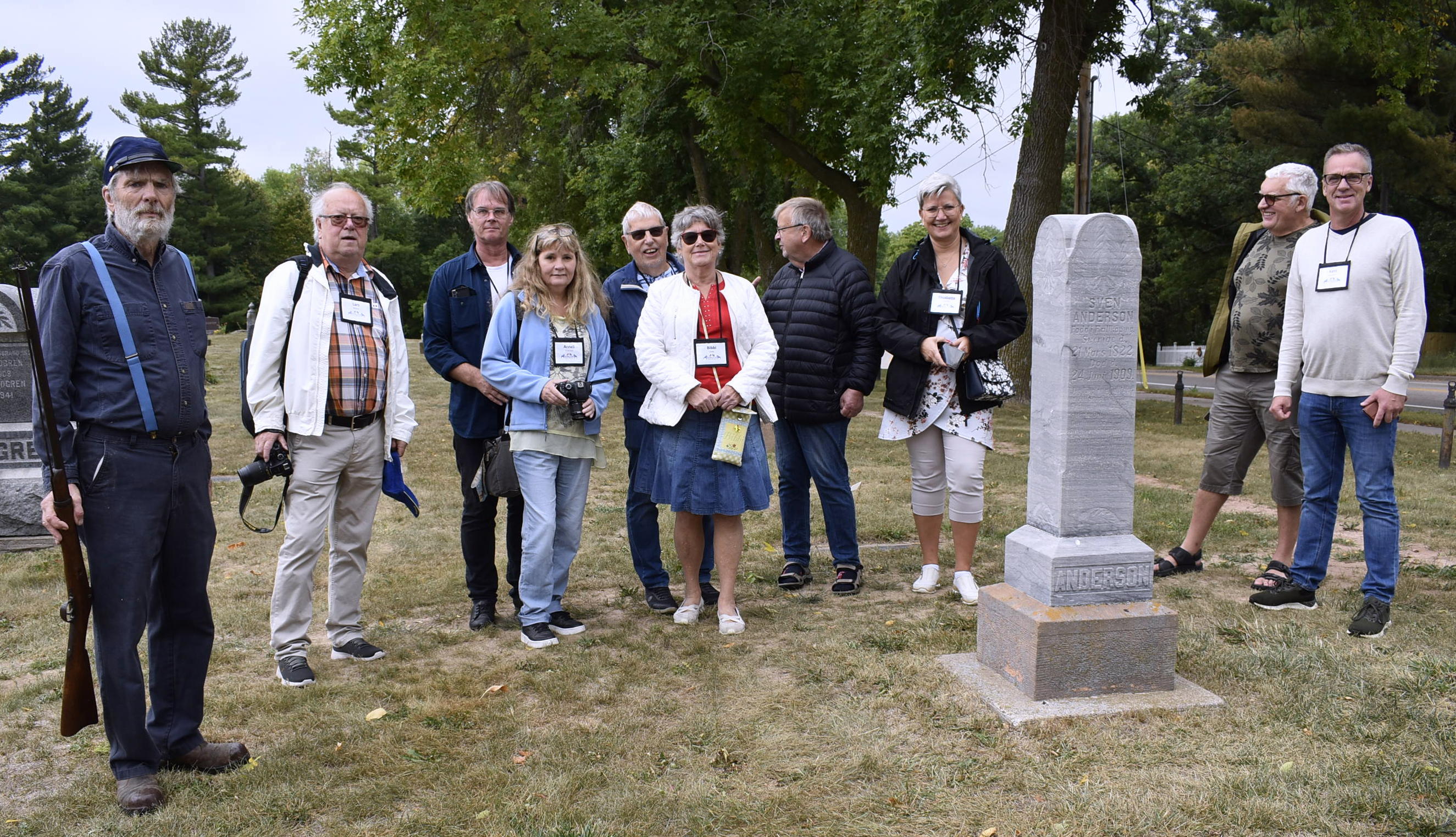 Gruppen från Melleruds besöker en kyrkogård i Scandia
