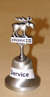 Ringklocka med en älg på toppen